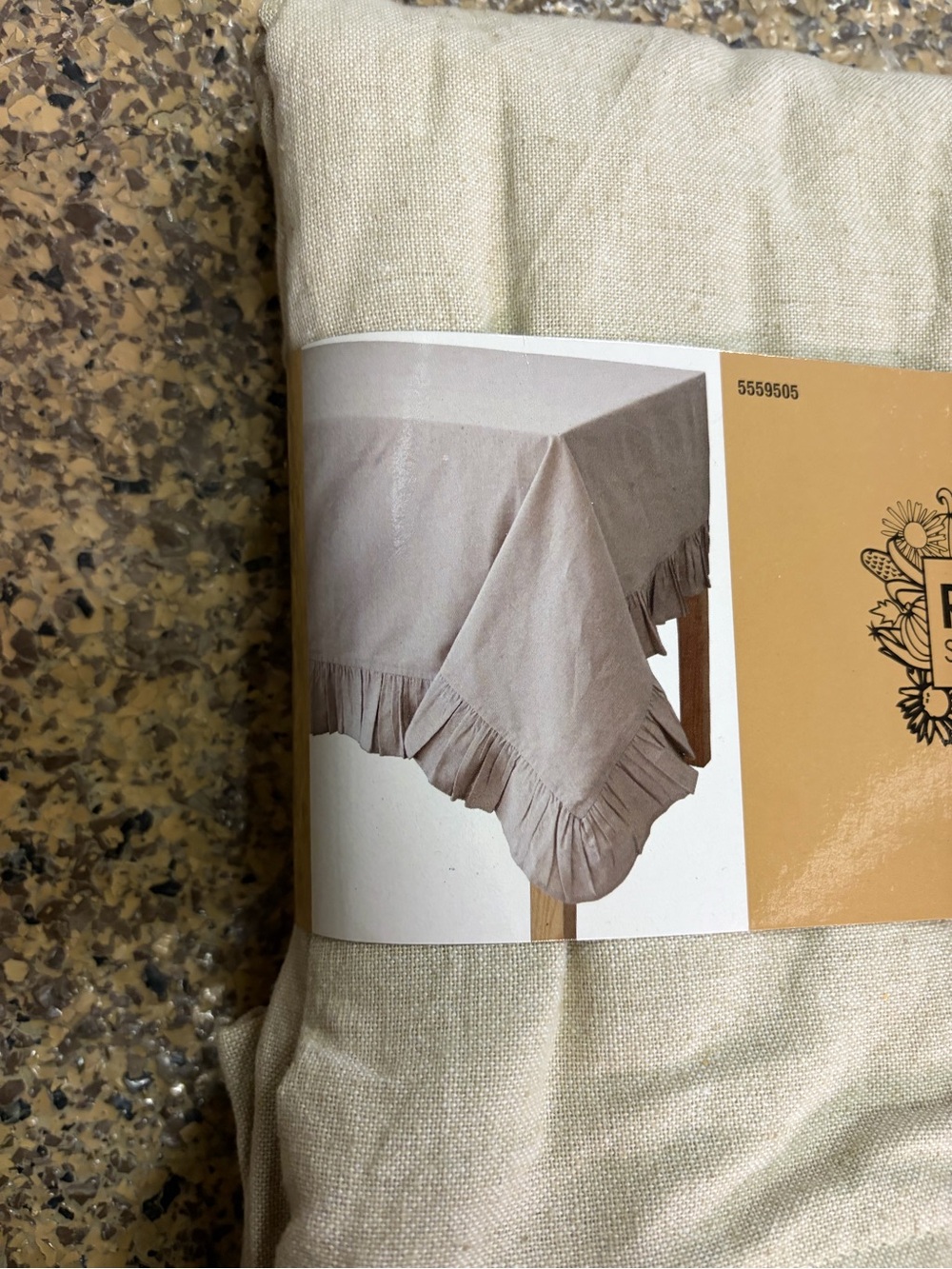 Robert Stanley Signature Collection Ruffled Tablecloth - Picture 2 of 3